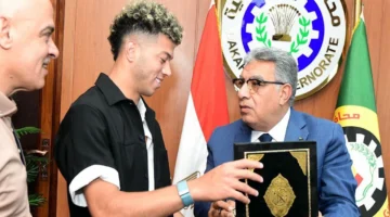 محافظ الدقهلية يكرم إمام عاشور بدرع المحافظة تقديراً لتألقه في كأس العالم